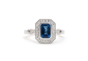 Romance couleur Bague vintage avec saphir et pavé de diamants.