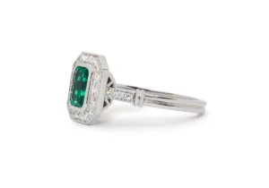 Romance couleur Bague vintage avec émeraude et pavé de diamants.