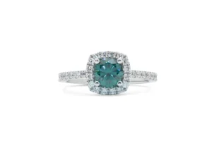 Je t'adore (Moissanite Teal) Bague de fiançailles avec moissanite bleue et halo de diamants créés en laboratoire.