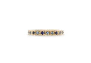 Carrément brillant Bague éternité en or avec saphirs, topazes london blue et swiss blue.