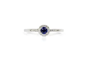 Sexy Bague de fiançailles en or avec saphir, entourée de 24 diamants.