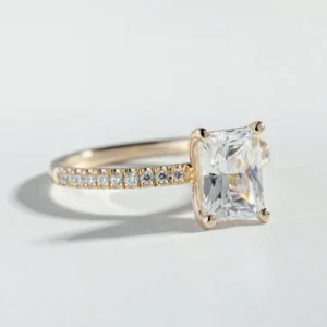Bague de fiançailles à diamant radiant avec pavé