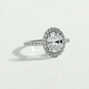 Bague de fiançailles à diamant de 1,5 carats ovale avec halo
