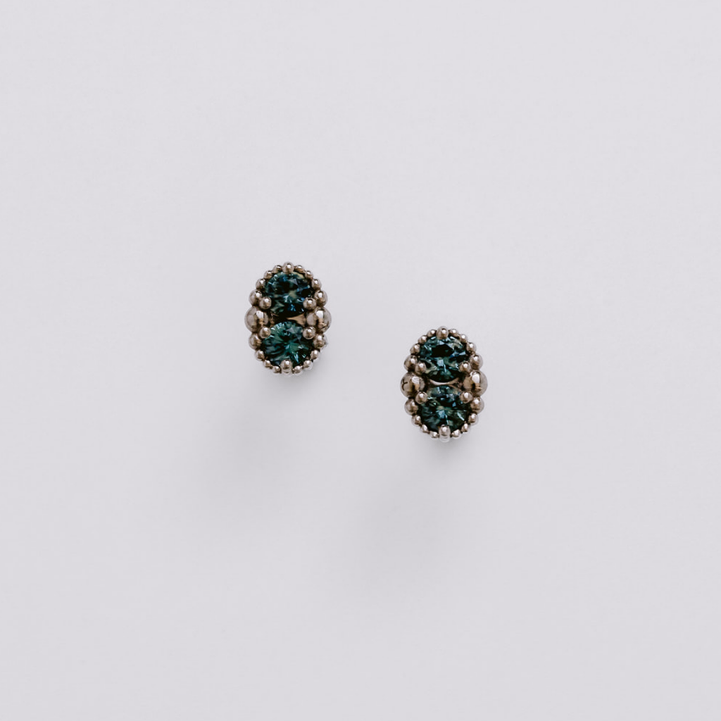 boucle d'oreille en or blanc et saphirs bleus