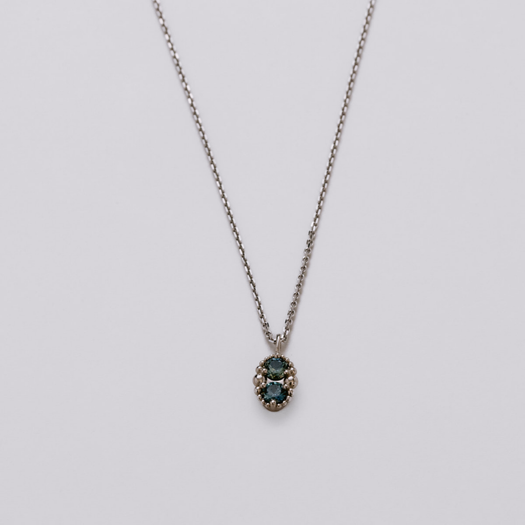 pendentif saphirs bleus et collier en or