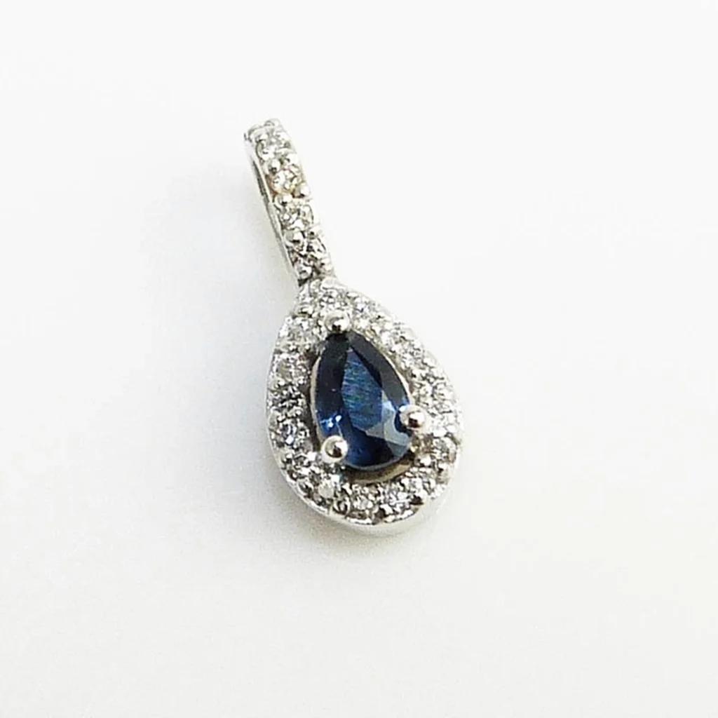 pendentifs saphir bleu et halo de diamants en or blanc 18k