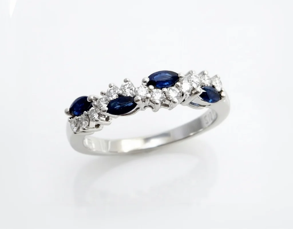 jonc saphirs bleus taille marquise et diamants en or blanc 14k